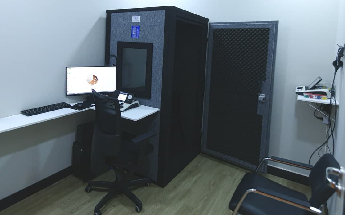Cabine acústica onde é feita a audiometria, no consultório