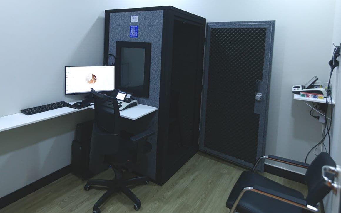 Cabine acústica usada para o exame de audiometria