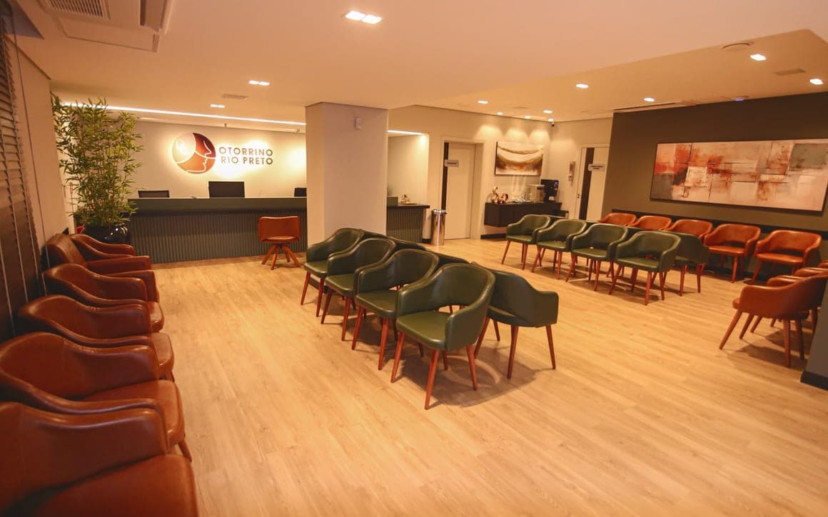 Sala de espera com poltronas dispostas em fileiras